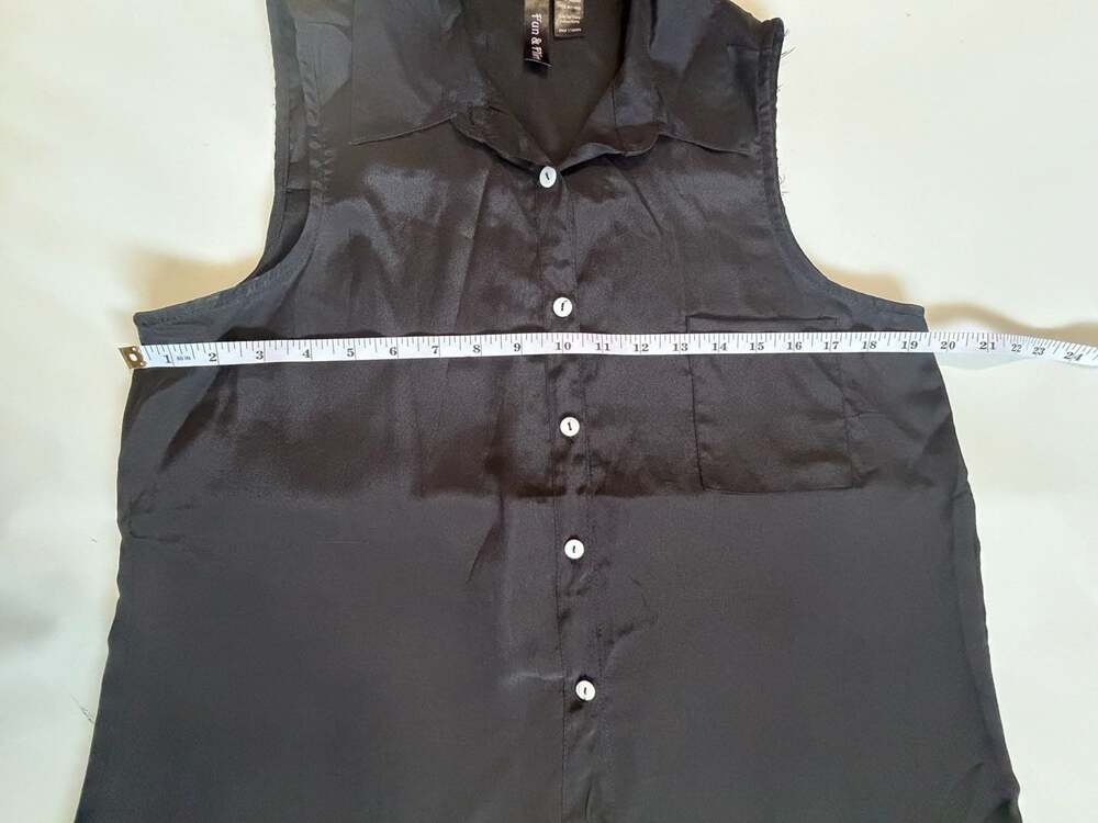 Fun & Flirt Top Womens MBlack Satin Sleeveless Button Up Collared Shirt Pocket - Picture 3 of 4